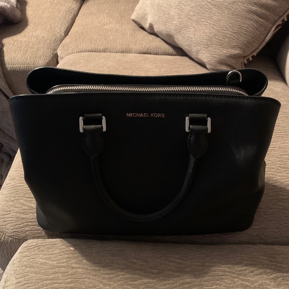 Michael Kors authentic purse - Picture 2 of 7